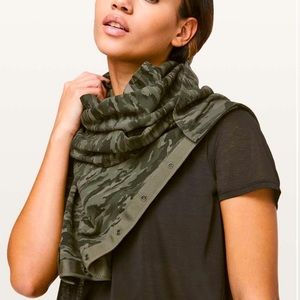 LULU LEMON VINYASA SCARF- CAMO